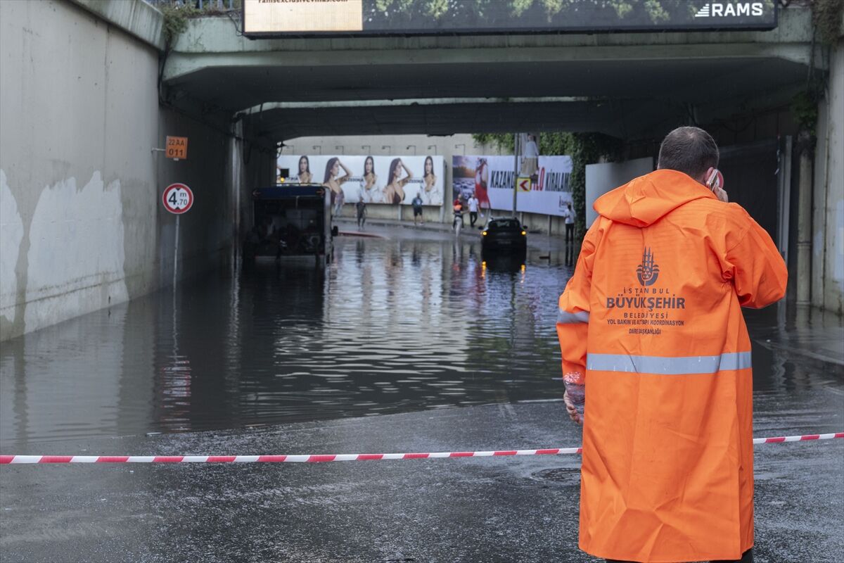 İstanbul'a beklenen yağmur geldi: Cadde ve sokaklarda su birikintileri oluştu
