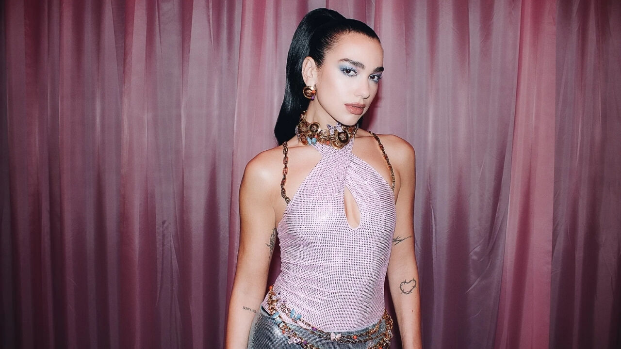 Dua Lipa Portekiz’de “Yasaklı Kitaplar Kütüphanesi” açtı