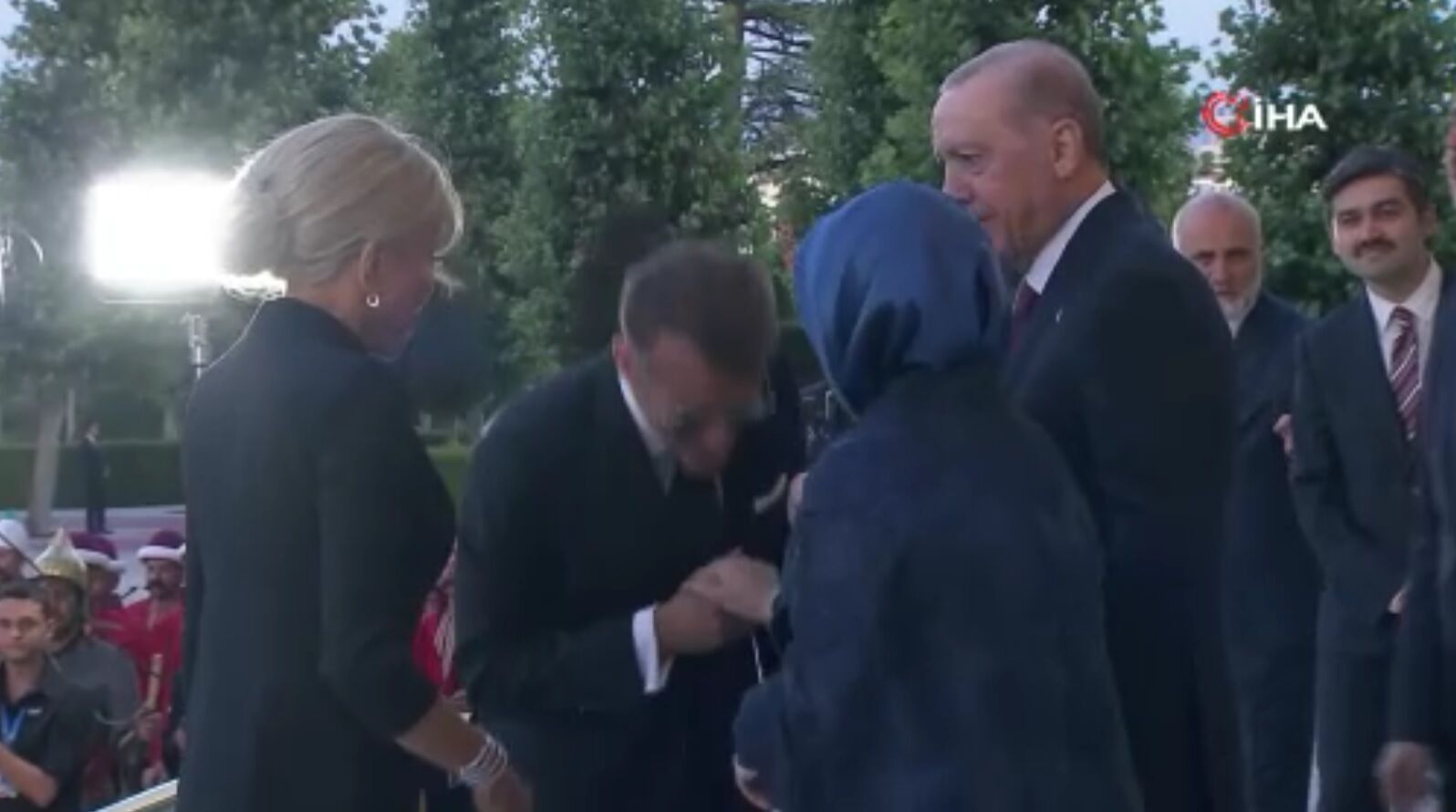 Emine Erdoğan, Macron'un Elini Öpmesine Izin Vermedi-1