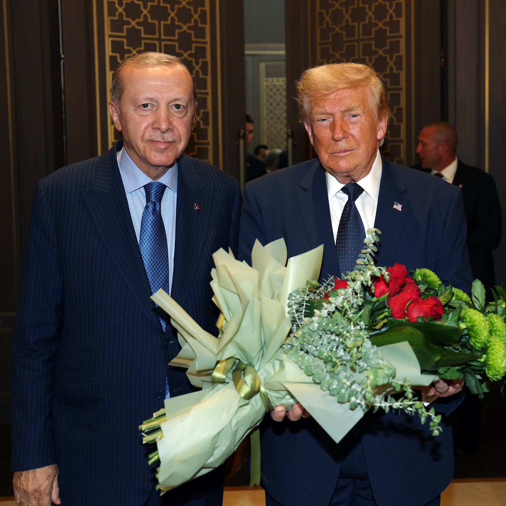 Erdogan Trumpa Cicek Takdim Etti