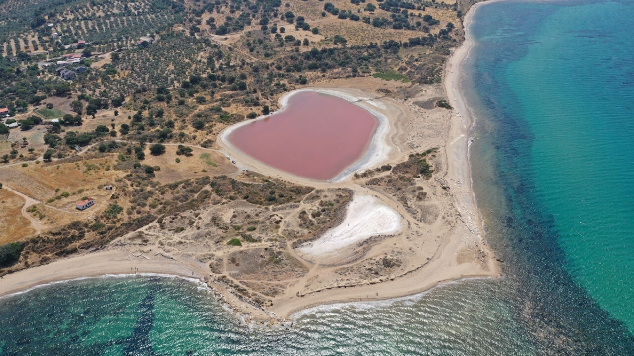 Çanakkale Ezine'deki Kalpli Göl yeniden pembeye büründü