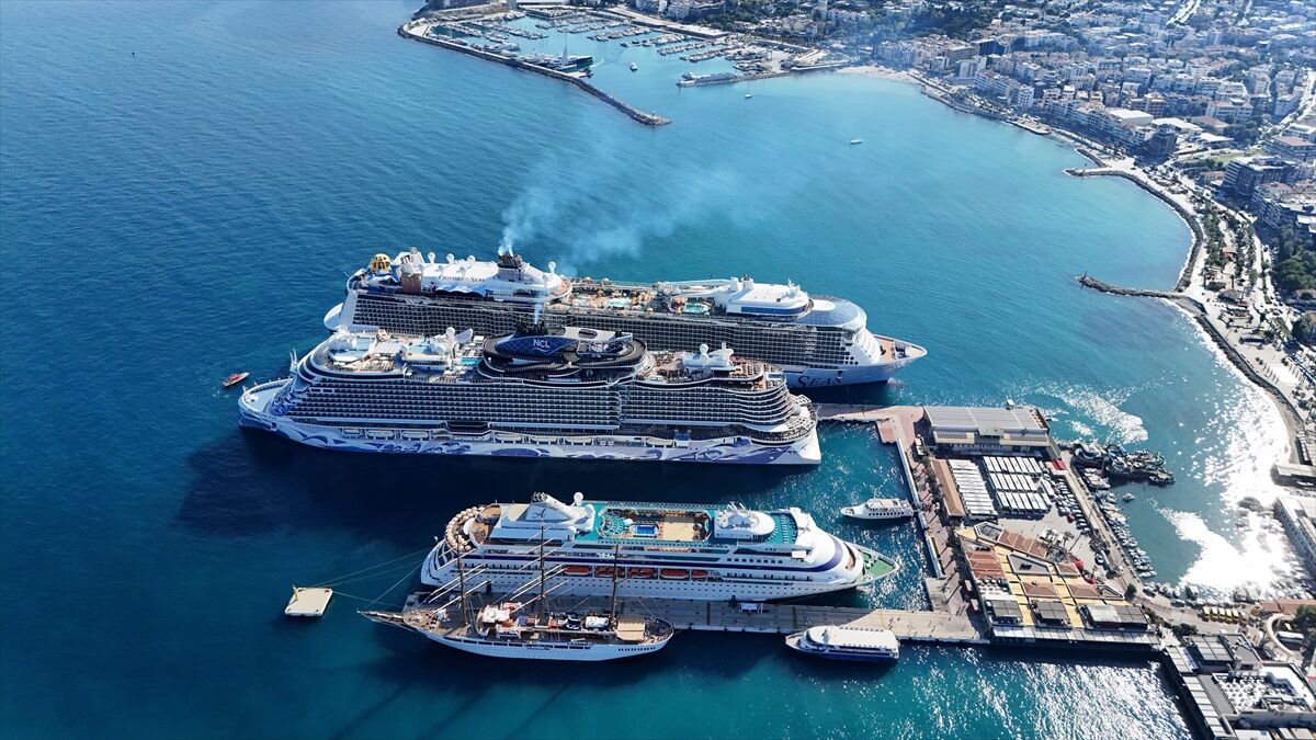 Kuşadası dolup taştı! Gemiyle binlerce turist geldi