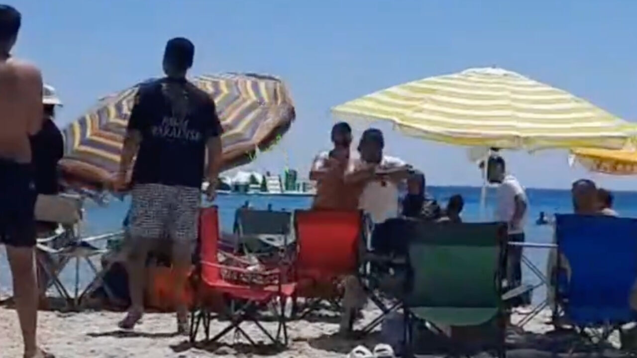 Şemsiye kurmak istedi, ortalık savaş alanına döndü!