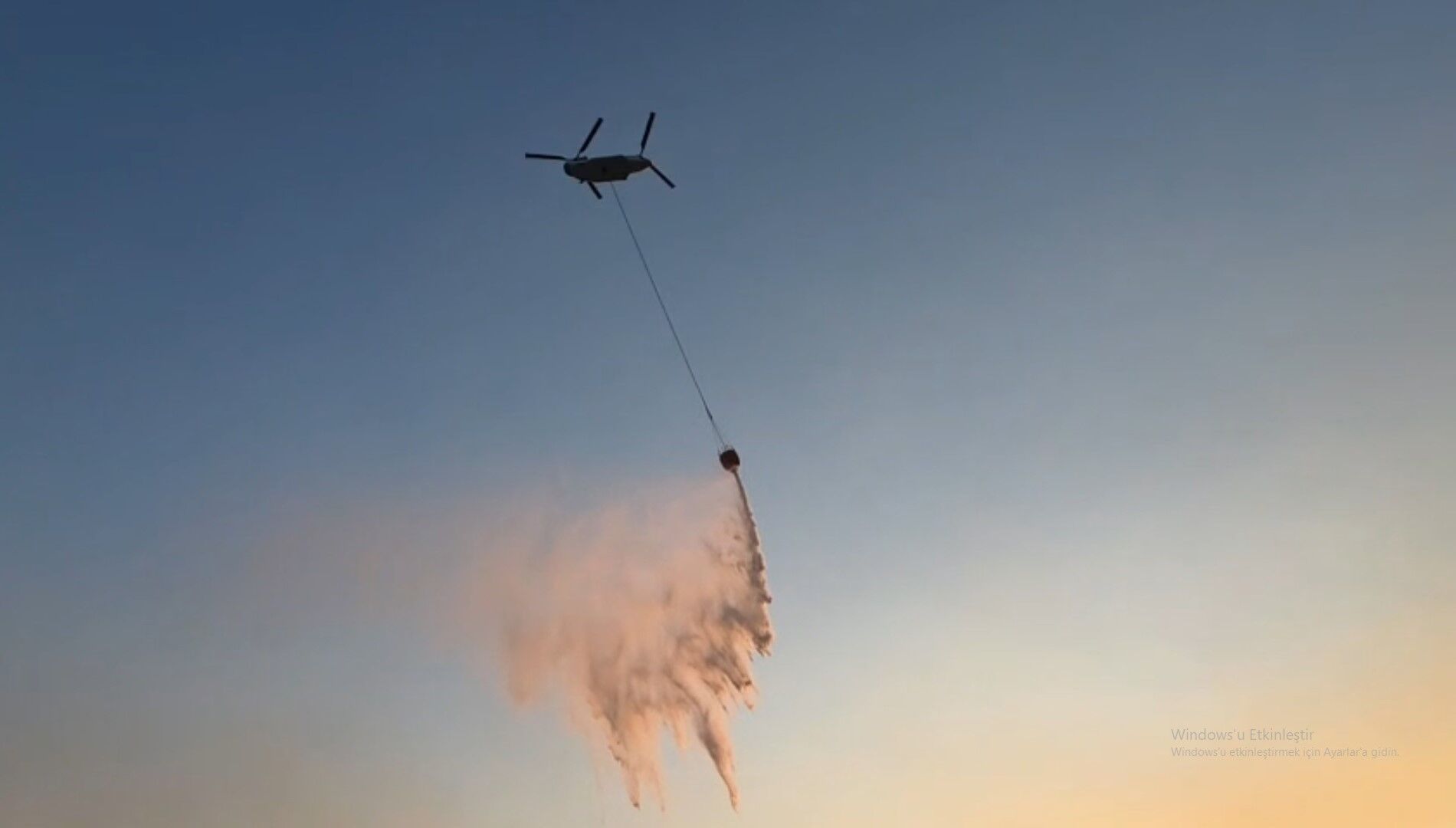 Turkiyenin En Buyuk Yangin Sondurme Helikopteri Sahaya Indi (5)