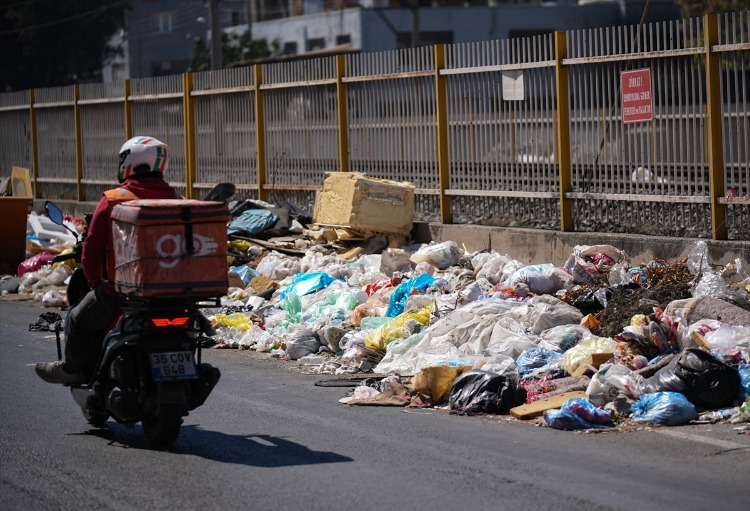İzmir Buca''da çöp sorunu devam ediyor. İnönü Mahallesi''nde yaşamını sürdüren Münir Coşkun, Almanya''da yaşadığını ve senenin belli dönemlerinde buradaki evine geldiğini söyledi.