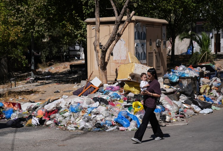 Öte yandan, Hatboyu Caddesi''nde de çöplerin toplanmadığı gözlendi.