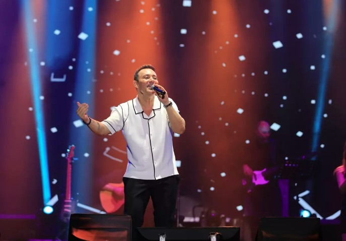 İkili arasındaki kriz Mustafa Sandal''ın Harbiye konserinde yaptığı bir şaka ile başladı. Sandal, sahnede "Bir ara düşündüm, ''Miyav Miyav'' diye şarkı yapsam mı diye… Sonra ''Sen Mustafa Sandal''sın'' dedim, içime sinmedi" ifadeleriyle Lvbel C5''in müzik tarzına gönderme yaptı. Sandal''ın bu sözleri Lvbel C5’in "Havhavhav" şarkısına üstü kapalı bir eleştiri olarak değerlendirildi.