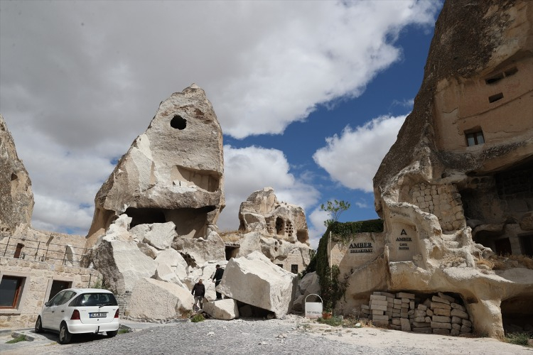 Nevşehir''in Göreme beldesindeki peribacasında çökme meydana geldi.