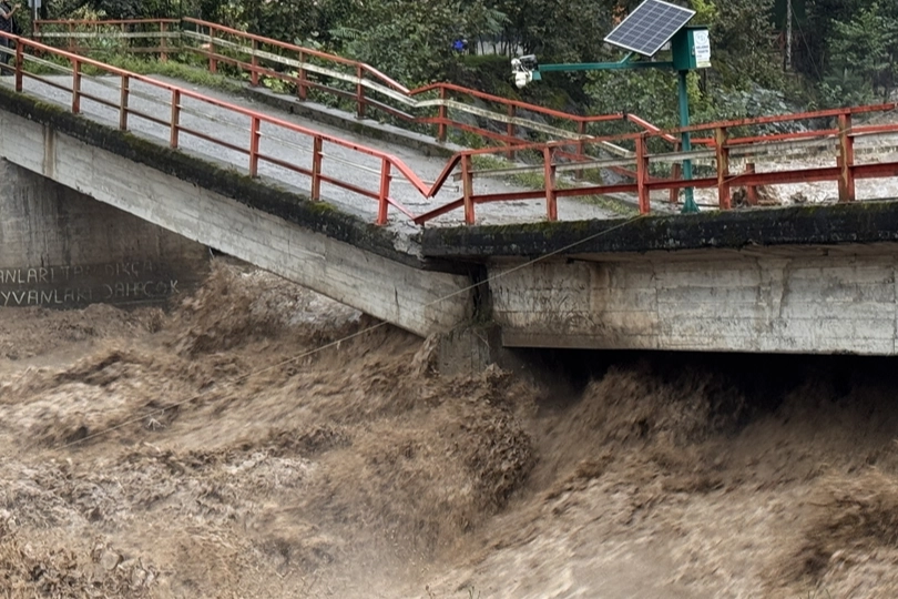 Rize sağanak yağışa esir! Yol çöktü, vatandaşlar mahsur kaldı