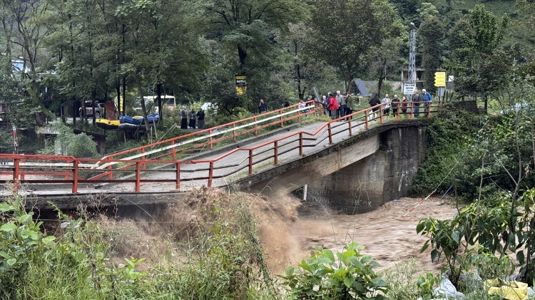 Rize''de bütün gece devam eden sağanak yağış, Ardeşen, Fındıklı, Kalkandere ve Çamlıhemşin ilçelerinde etkili oldu.