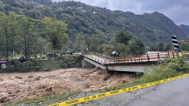Ardeşen-Çamlıhemşin kara yolu Şenyamaç köyü mevkisindeki köprü, su seviyesinin yükselmesi sonucu çöktü, bölgede jandarma ekipleri güvenlik önlemi aldı.