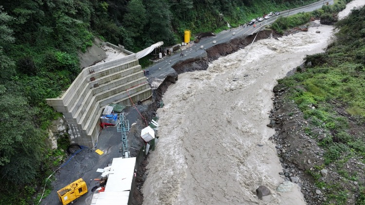 Meteorolojik verilere göre yarın öğlene kadar yağışların devam edebileceğini aktaran Baydaş, Kalkandere ilçesine bağlı Kayabaşı köyünde meydana gelen trafik kazasına ilişkin, "Dereye uçan bir araçtan kaynaklı yaralılarımız var. Biraz sonra hastanede onları da ziyaret edeceğiz. Sağlık müdürümüzden bilgi aldık. Hayati tehlikeleri şu an için yok. Tedavileri eğitim araştırma hastanemizde devam ediyor." dedi.
