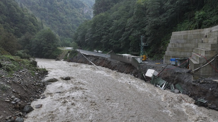 Rize Valisi İhsan Selim Baydaş, ulaşıma kapanan Çamlıhemşin ilçesindeki Ayder Yaylası yolunda incelemelerde bulundu.
Vali Baydaş, gazetecilere yaptığı açıklamada, kentte dün akşam itibarıyla yoğunlaşan bir yağış ile karşı karşıya kaldıklarını söyledi.

Kentte yaklaşık 200 kilogramı aşan bir yağışın kaydedildiğini ifade eden Vali Baydaş, "Bütün şehir geneli yaylalarda ve dağlarda ciddi bir yağış var. Onun neticesi itibarıyla dereler yükseliyor. Özellikle sabaha karşı taşkın riski yaşadık. Sevindirici olan şey can kaybının olmayışı." dedi.