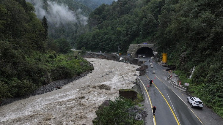 Vali Baydaş, Rize''nin Türkiye''nin en fazla yağış alan şehri olduğuna dikkati çekerek, "2 bin 500 kilogram metrekareye yıllık yağış ortalaması var. Altyapımız belli oranda yağışı absorbe etmeye müsait. Ama bir anda çok kısa bir süre içerisinde çok yoğun yağış aldığımız zaman birtakım tahribatlar meydana gelebiliyor ve onlar birbirini zincirleme olarak etkileyebiliyor." dedi.
